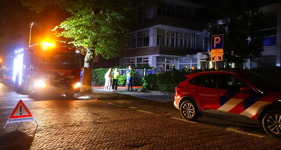 Auto op de kop bij brandend schoolgebouw tijdens grote brandweeroefening - Foto 3