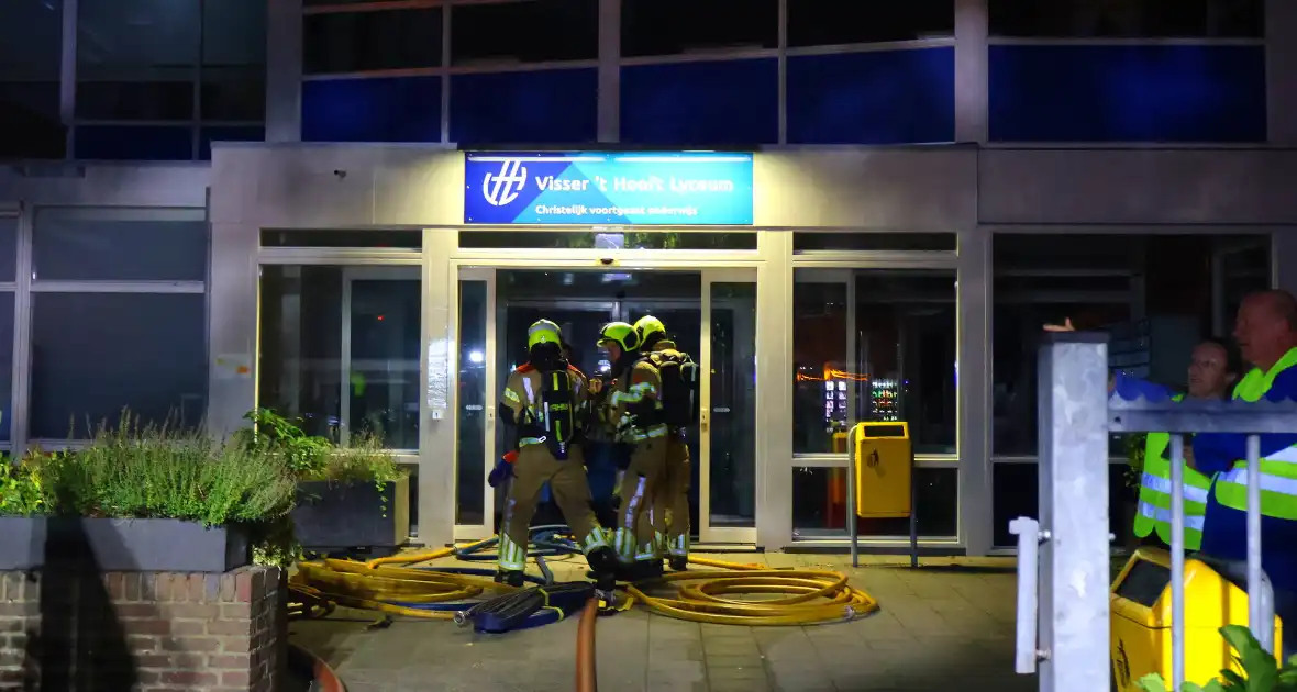 Auto op de kop bij brandend schoolgebouw tijdens grote brandweeroefening - Foto 4