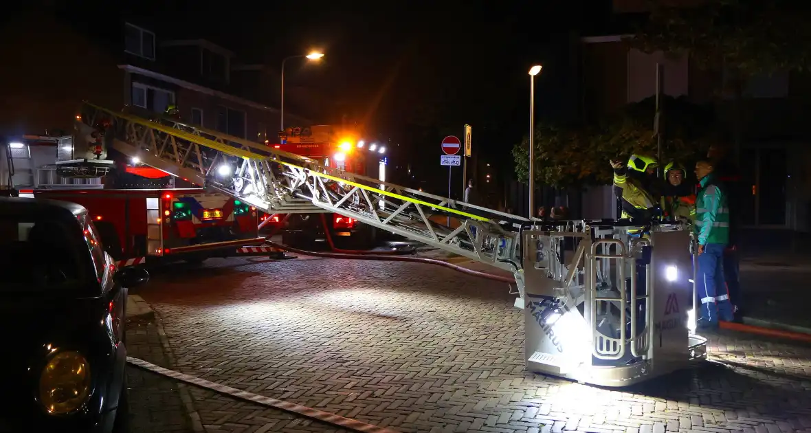 Auto op de kop bij brandend schoolgebouw tijdens grote brandweeroefening - Foto 6