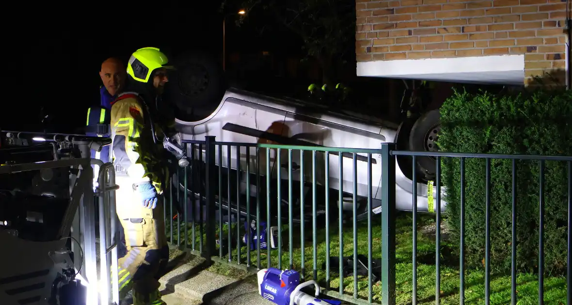 Auto op de kop bij brandend schoolgebouw tijdens grote brandweeroefening - Foto 7