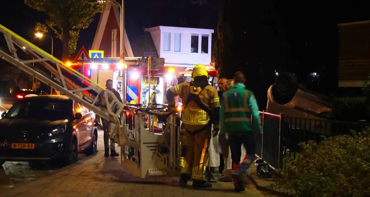 Auto op de kop bij brandend schoolgebouw tijdens grote brandweeroefening - Foto 8