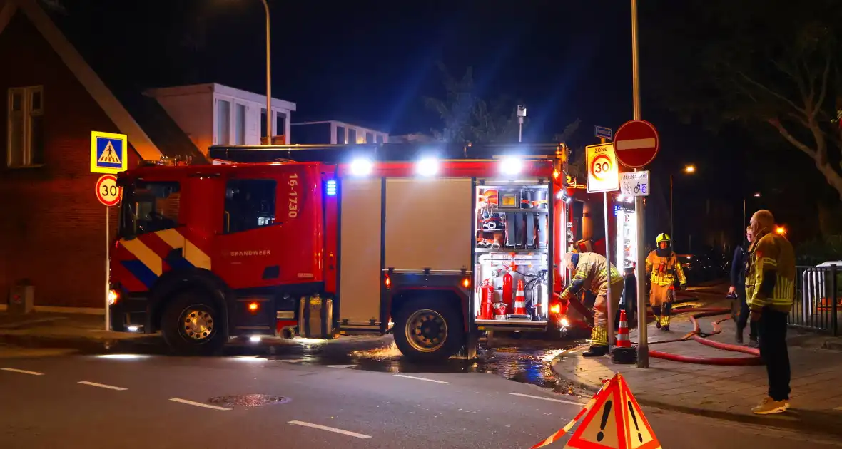 Auto op de kop bij brandend schoolgebouw tijdens grote brandweeroefening - Foto 9