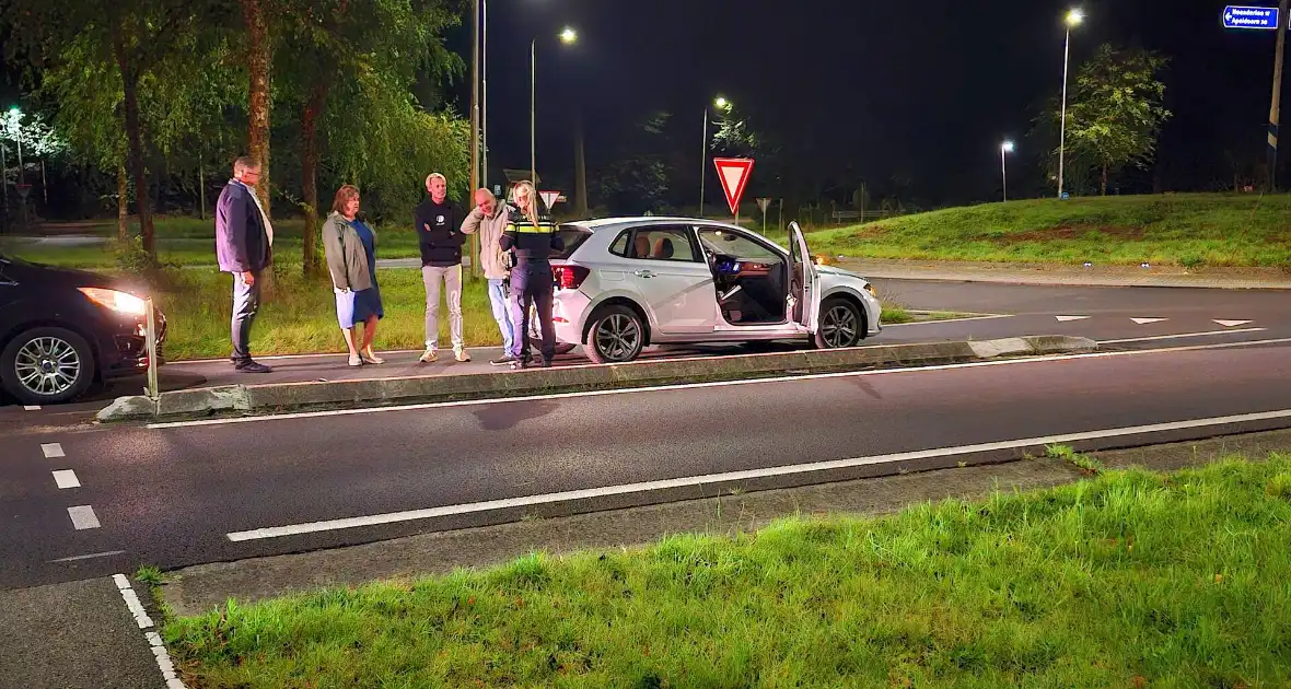 Bestelbus klapt achterop auto, bestuurder rijdt door