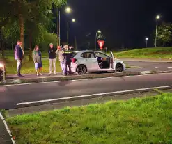 Bestelbus klapt achterop auto, bestuurder rijdt door