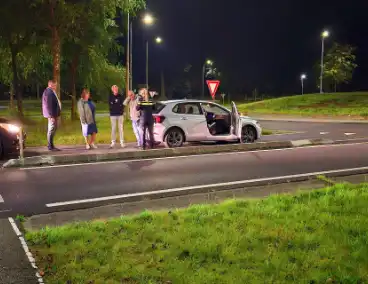 Bestelbus klapt achterop auto, bestuurder rijdt door