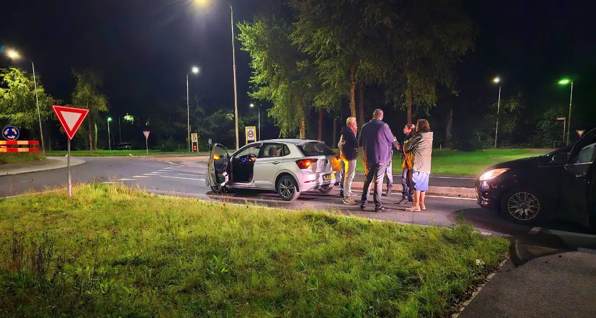 Bestelbus klapt achterop auto, bestuurder rijdt door - Foto 1