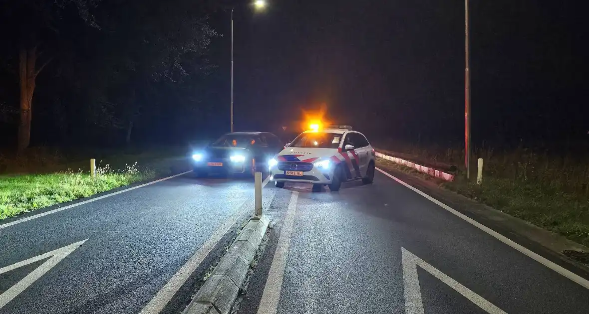 Bestelbus klapt achterop auto, bestuurder rijdt door - Foto 2