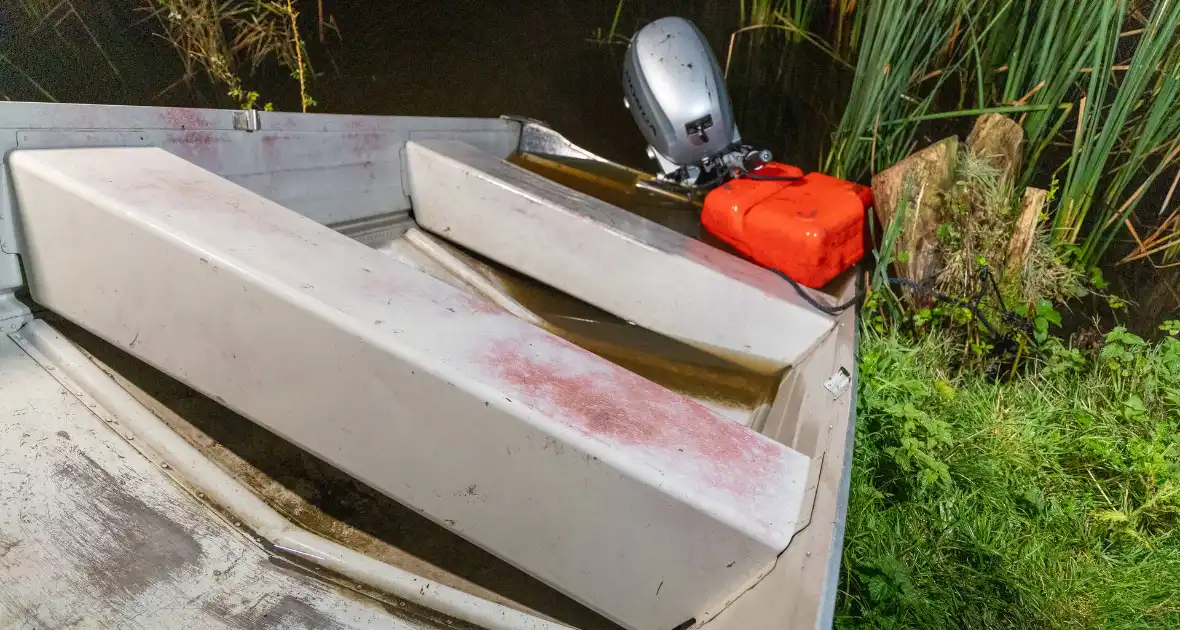 Vier personen ongedeerd na kapseizen bootje - Foto 1