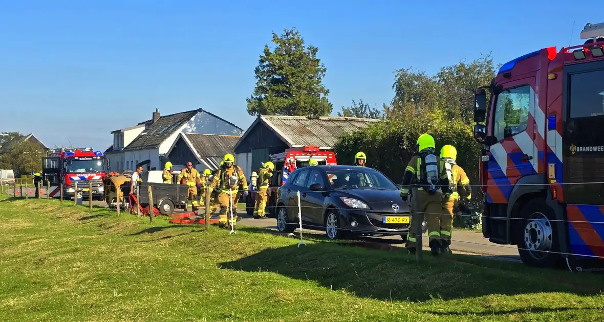 Brandweer schaalt op bij brand in loods