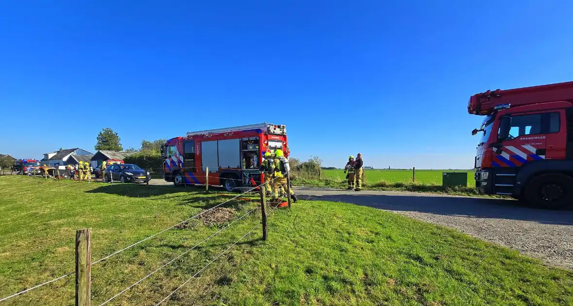 Brandweer schaalt op bij brand in loods - Foto 2