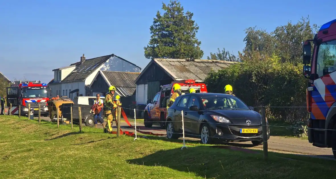 Brandweer schaalt op bij brand in loods - Foto 3