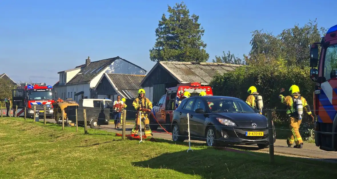 Brandweer schaalt op bij brand in loods - Foto 4