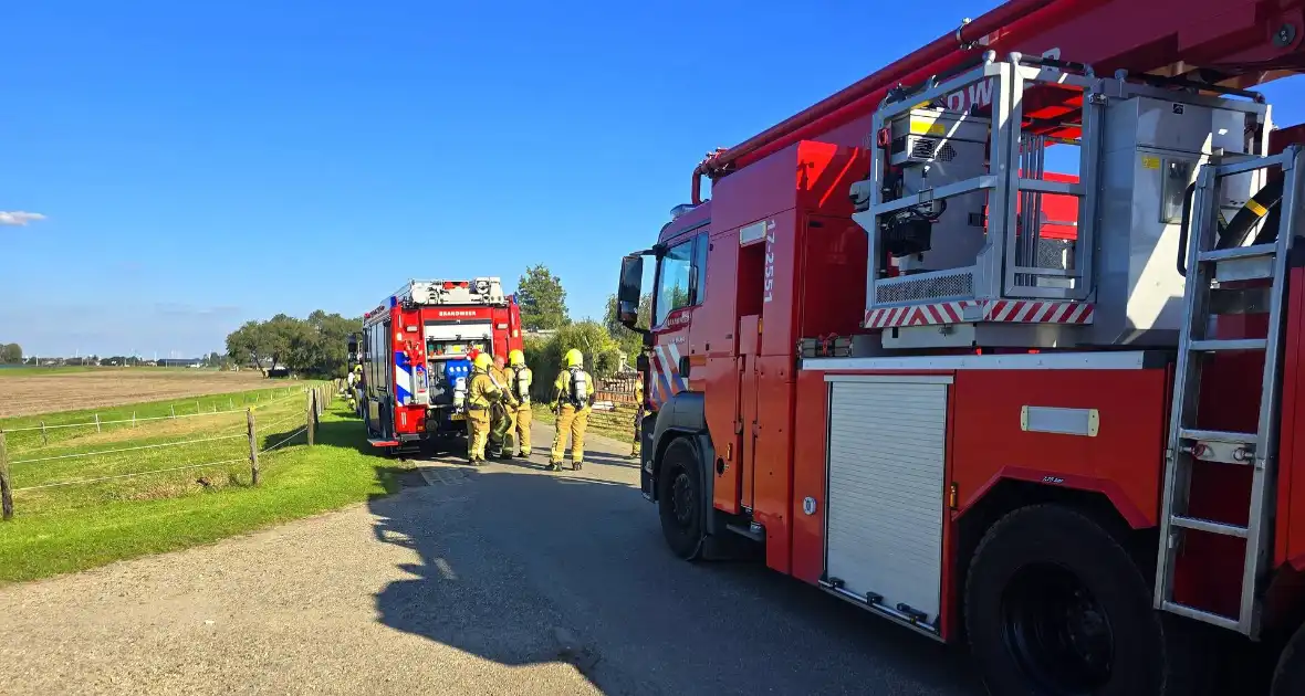 Brandweer schaalt op bij brand in loods - Foto 5