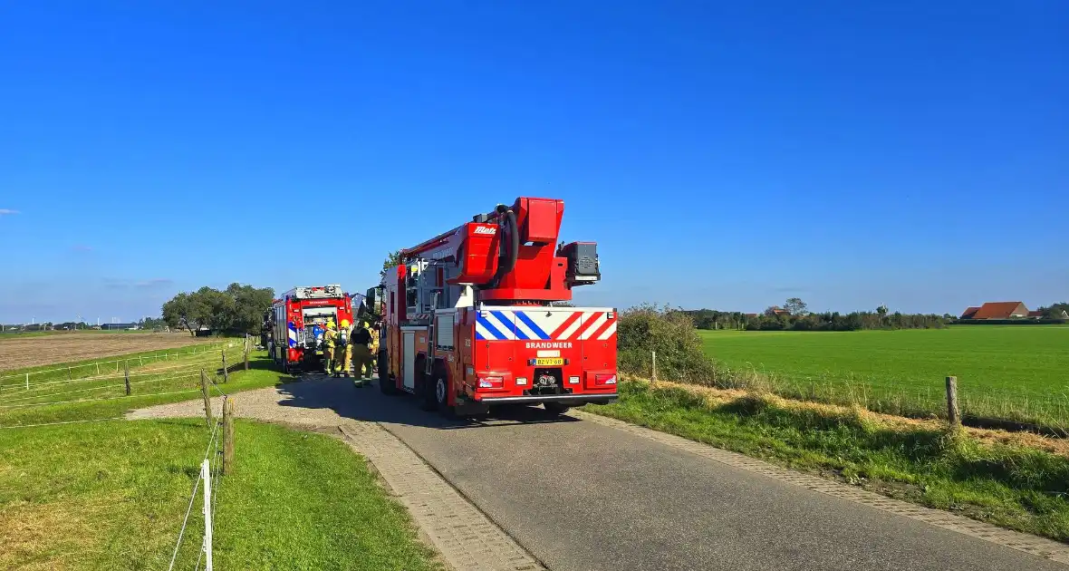 Brandweer schaalt op bij brand in loods - Foto 6