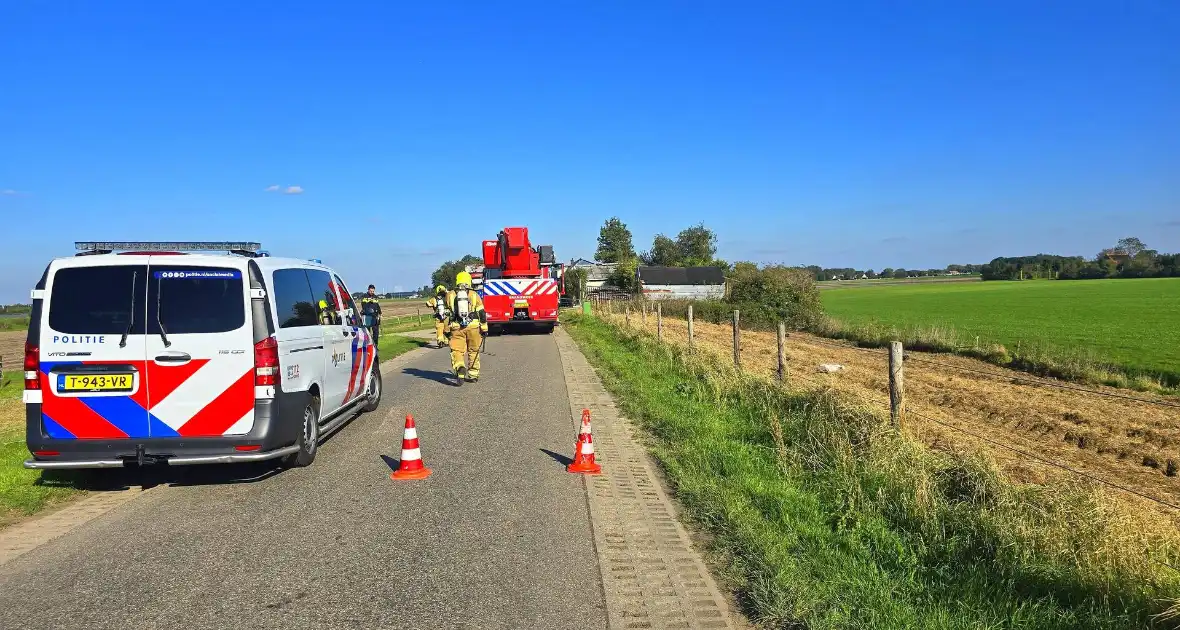 Brandweer schaalt op bij brand in loods - Foto 7