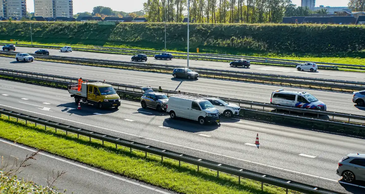 Rijbanen afgesloten wegens ongeval met meerdere voertuigen - Foto 1