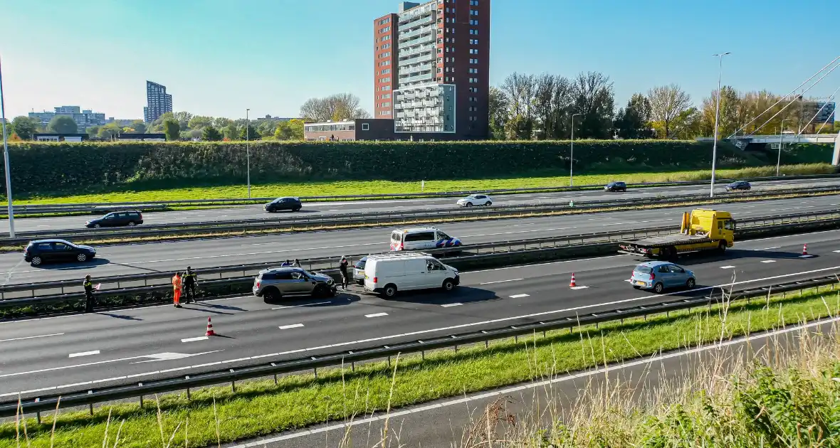 Rijbanen afgesloten wegens ongeval met meerdere voertuigen - Foto 2