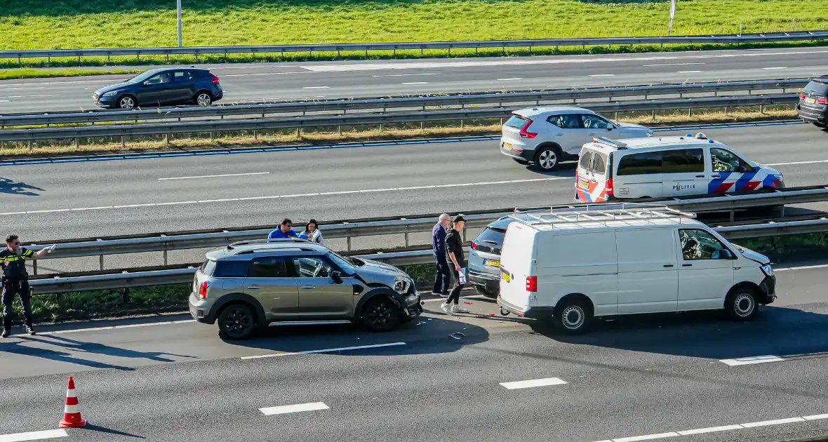 Rijbanen afgesloten wegens ongeval met meerdere voertuigen - Foto 3