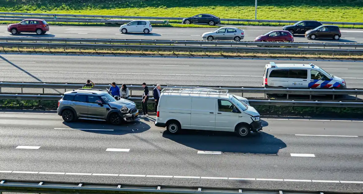 Rijbanen afgesloten wegens ongeval met meerdere voertuigen - Foto 4