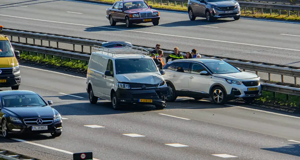 Rijbanen afgesloten wegens ongeval met meerdere voertuigen - Foto 5