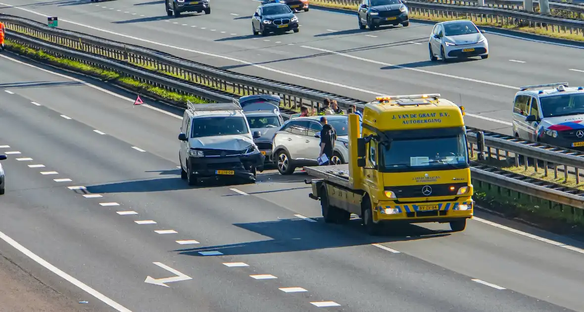 Rijbanen afgesloten wegens ongeval met meerdere voertuigen - Foto 6