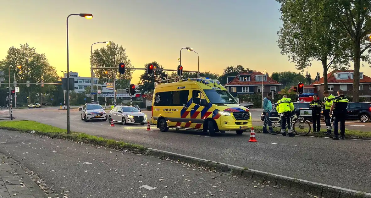 Bezorger op fiets gewond bij aanrijding met auto - Foto 1