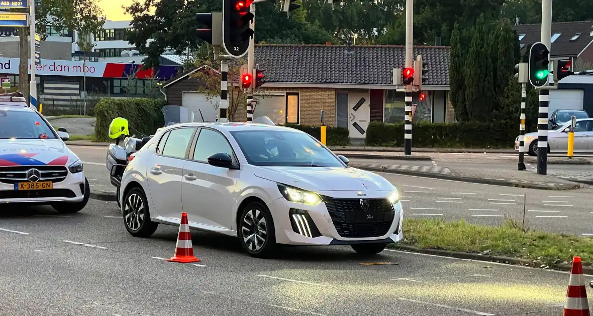 Bezorger op fiets gewond bij aanrijding met auto - Foto 2