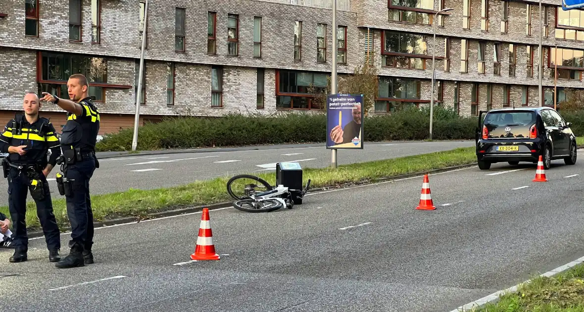 Bezorger op fiets gewond bij aanrijding met auto - Foto 3