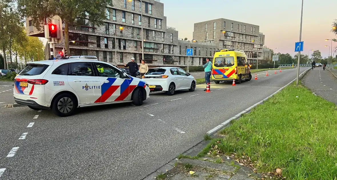 Bezorger op fiets gewond bij aanrijding met auto - Foto 4