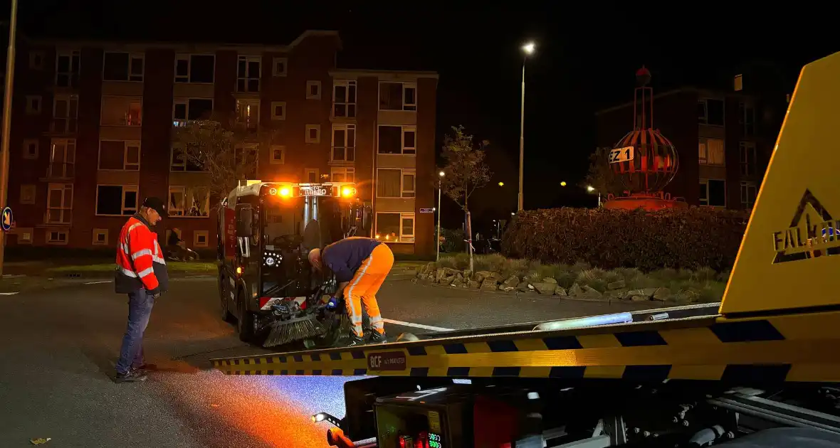 Defecte veegwagen op rotonde achtergelaten - Foto 11