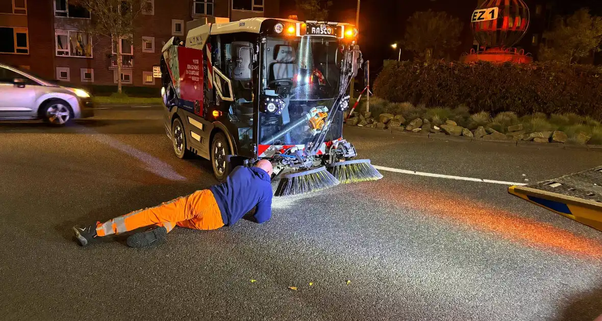 Defecte veegwagen op rotonde achtergelaten - Foto 13