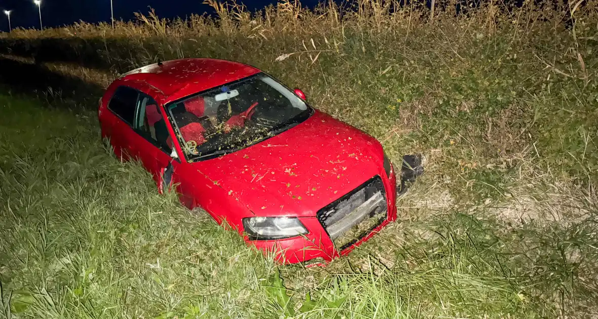 Auto belandt in greppel, inzittenden ongedeerd