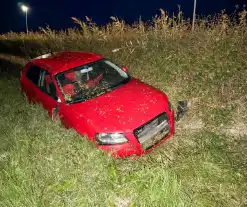 Auto belandt in greppel, inzittenden ongedeerd