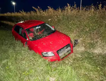 Auto belandt in greppel, inzittenden ongedeerd