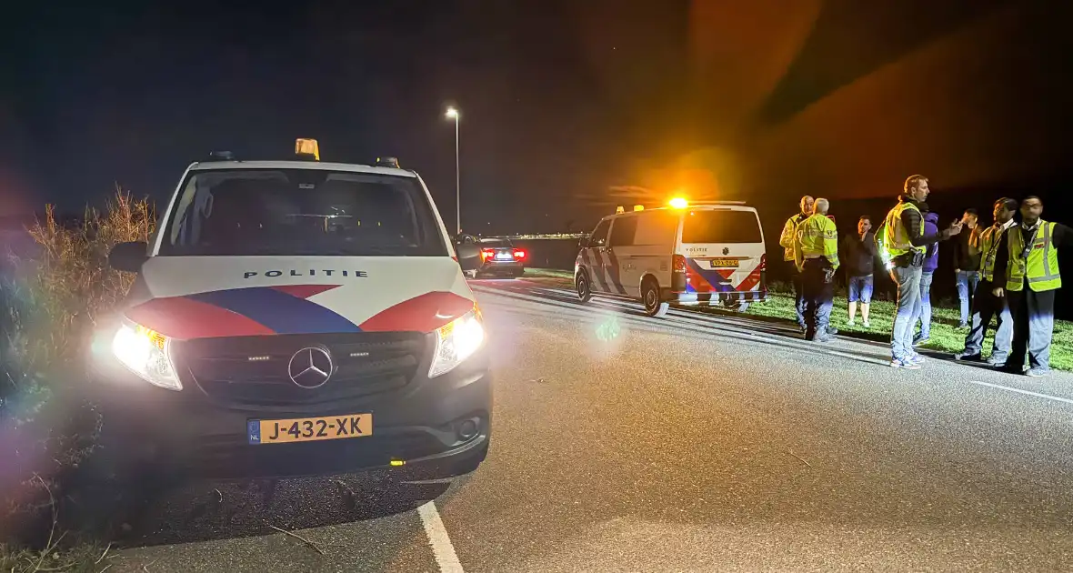 Auto belandt in greppel, inzittenden ongedeerd - Foto 12