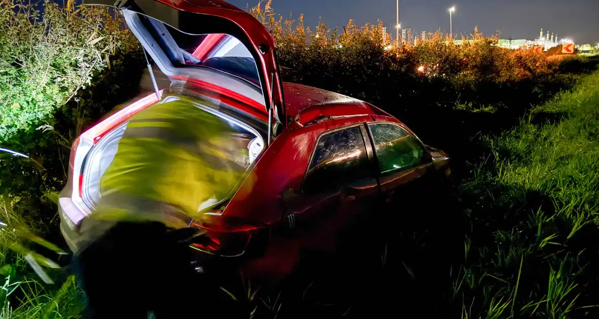 Auto belandt in greppel, inzittenden ongedeerd - Foto 3