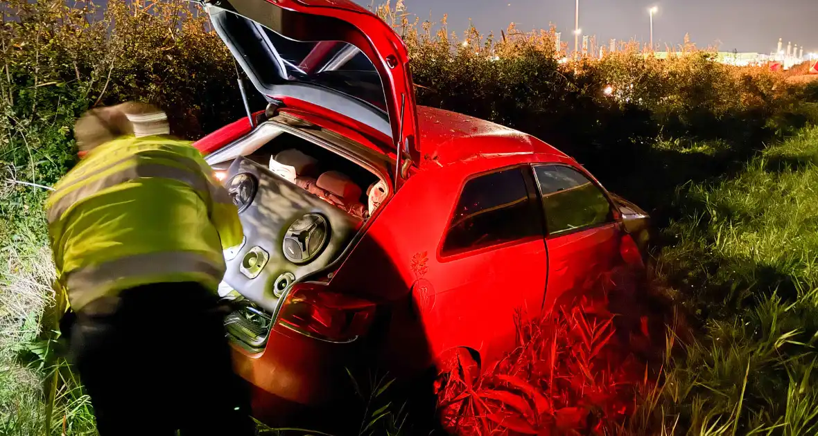 Auto belandt in greppel, inzittenden ongedeerd - Foto 4