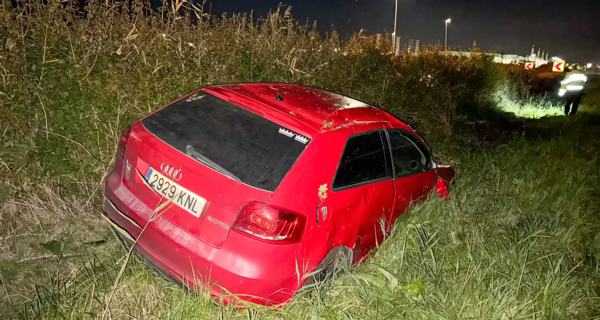 Auto belandt in greppel, inzittenden ongedeerd - Foto 5