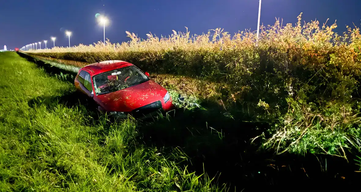 Auto belandt in greppel, inzittenden ongedeerd - Foto 7