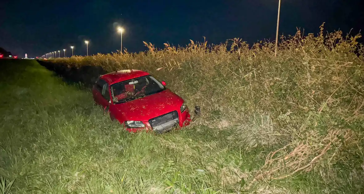 Auto belandt in greppel, inzittenden ongedeerd - Foto 8