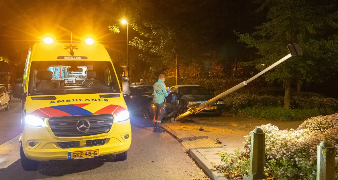 Geparkeerde auto loopt flinke schade bij ongeval - Foto 2