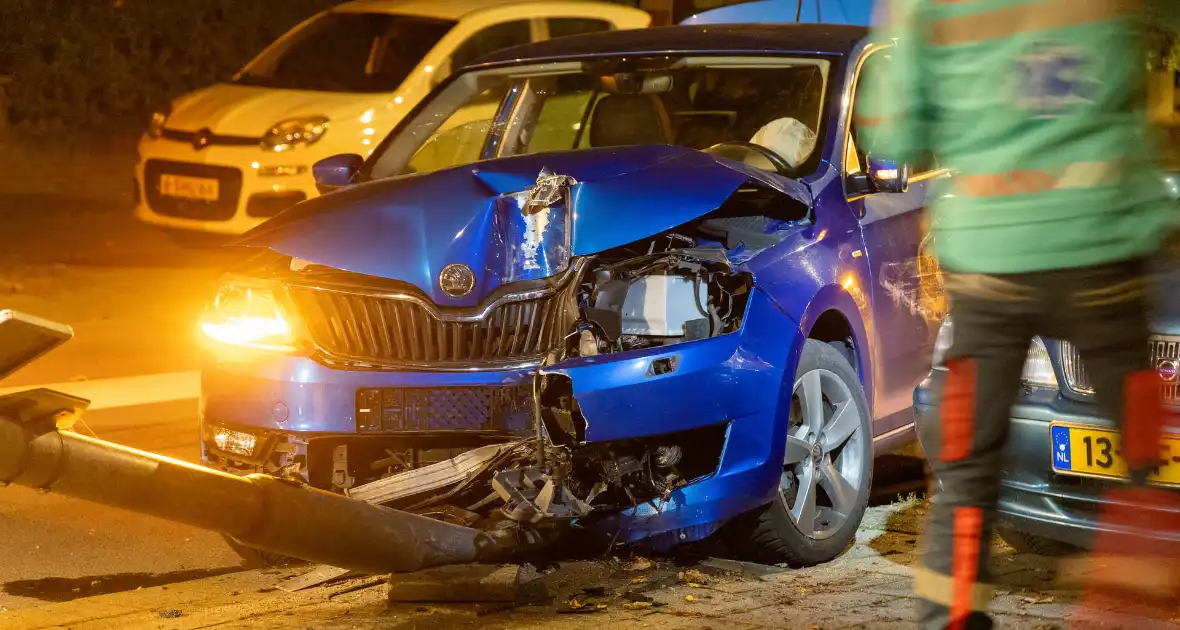 Geparkeerde auto loopt flinke schade bij ongeval - Foto 3