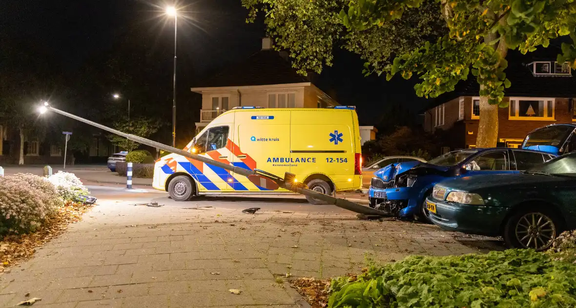 Geparkeerde auto loopt flinke schade bij ongeval - Foto 4