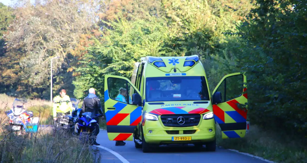 Motorrijder rijdt bosschages in en komt ten val