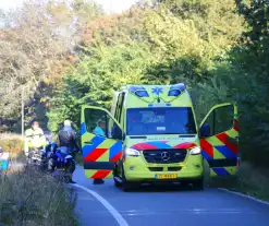 Motorrijder rijdt bosschages in en komt ten val