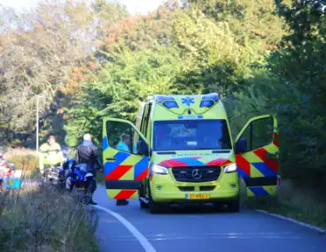 Motorrijder rijdt bosschages in en komt ten val