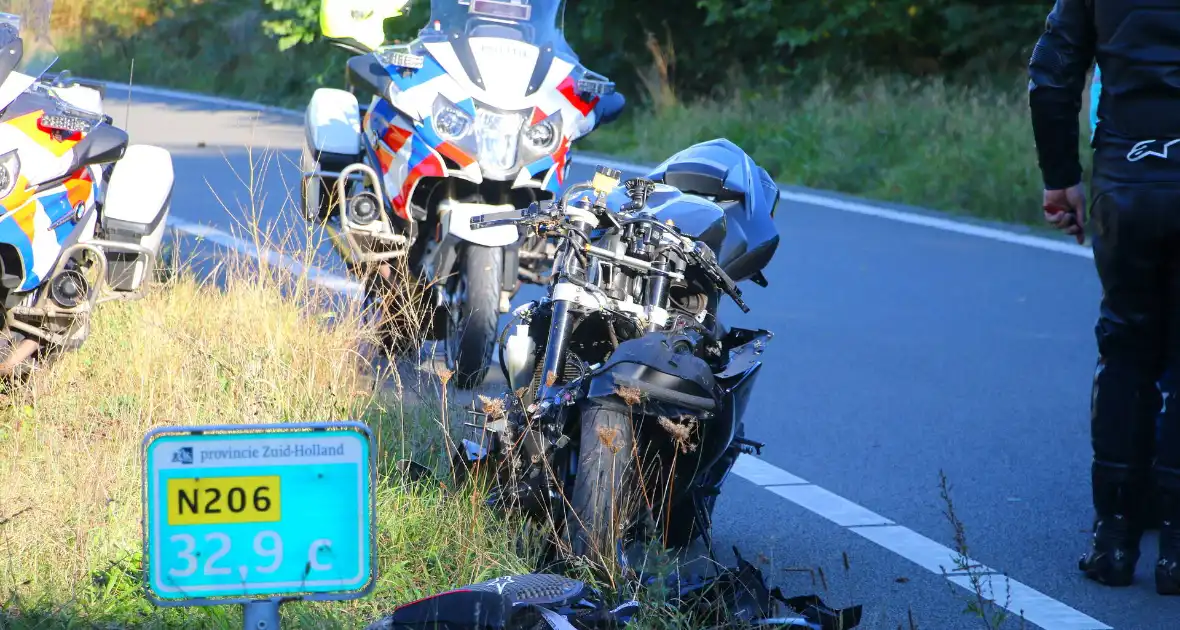 Motorrijder rijdt bosschages in en komt ten val - Foto 1