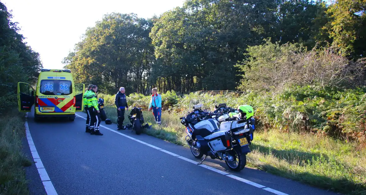 Motorrijder rijdt bosschages in en komt ten val - Foto 2