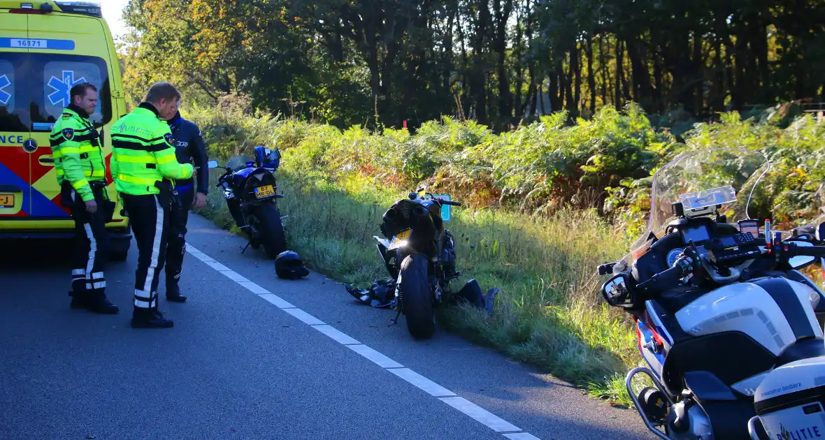 Motorrijder rijdt bosschages in en komt ten val - Foto 6