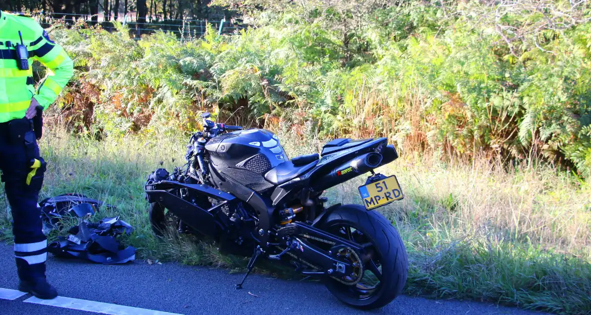 Motorrijder rijdt bosschages in en komt ten val - Foto 7